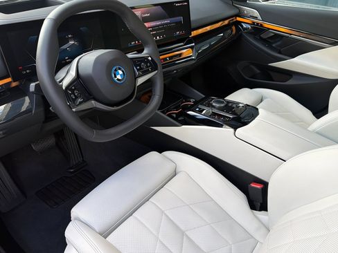 Certified 2024 BMW i5 eDrive40i w/ Premium Package image 11