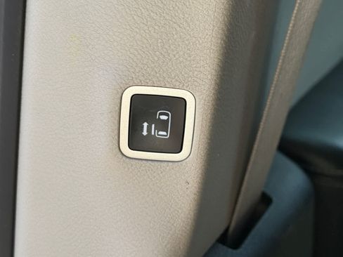 Used 2022 Chrysler Voyager LX FWD image 7