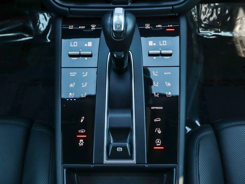 Used 2023 Porsche Macan Turbo image 14