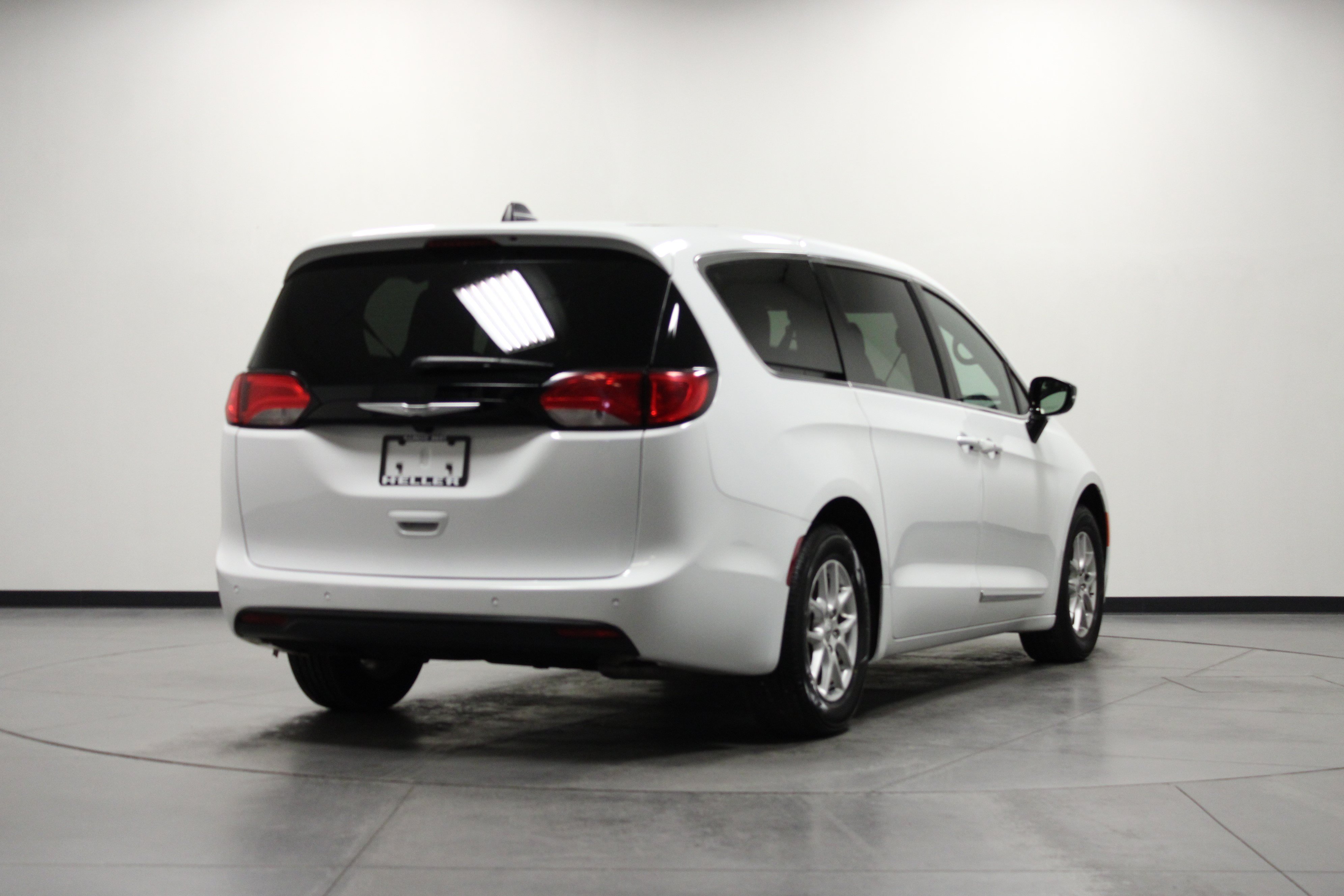Used 2025 Chrysler Voyager LX FWD image 4