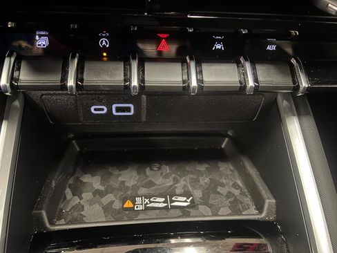 Used 2025 Chevrolet Colorado Z71 w/ Technology Package AWD/4WD image 47