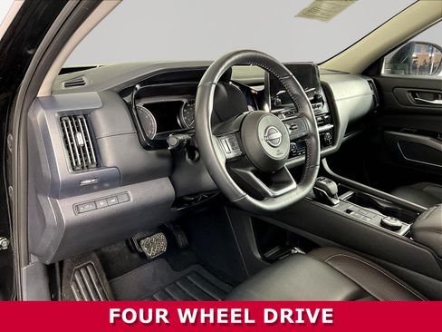 Used 2025 Nissan Pathfinder SL AWD/4WD image 16