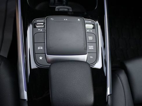 Used 2022 Mercedes-Benz GLB 250 4MATIC w/ Premium Package Lite image 18