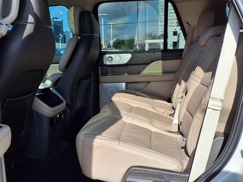 Certified 2022 Lincoln Navigator Reserve AWD/4WD image 5