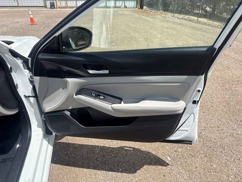 Used 2025 Nissan Altima 2.5 SV FWD image 37