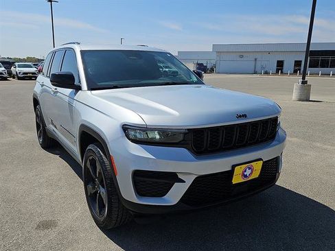 Used 2022 Jeep Grand Cherokee Altitude image 7