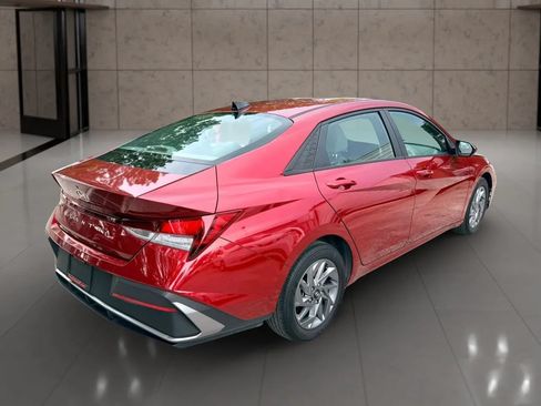Used 2024 Hyundai Elantra SEL FWD image 3