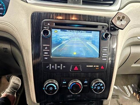 Used 2016 Chevrolet Traverse LT w/ Style and Technology Package image 16