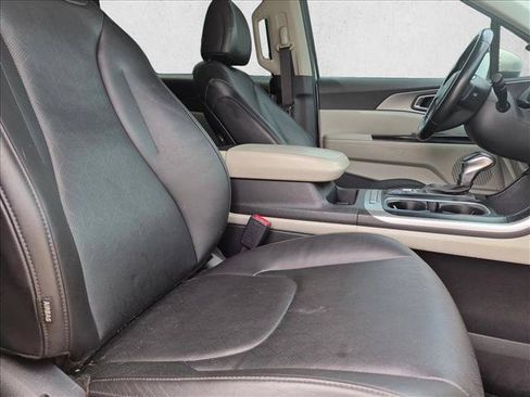 Used 2022 Kia Carnival LX FWD image 21