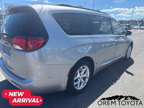 Used 2017 Chrysler Pacifica Touring-L w/ Tire & Wheel Group FWD image 4