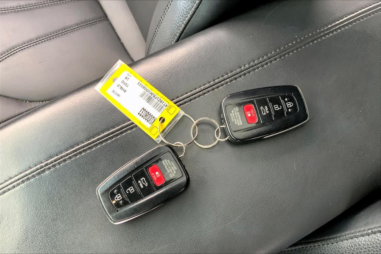 Used 2019 Toyota Avalon XLE w/ Moonroof Package FWD image 15