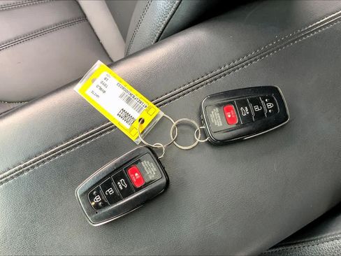 Used 2019 Toyota Avalon XLE w/ Moonroof Package FWD image 15