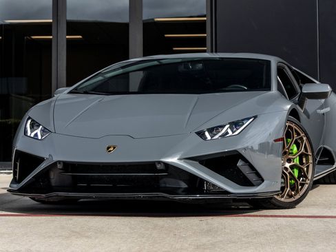 Used 2021 Lamborghini Huracan EVO image 3