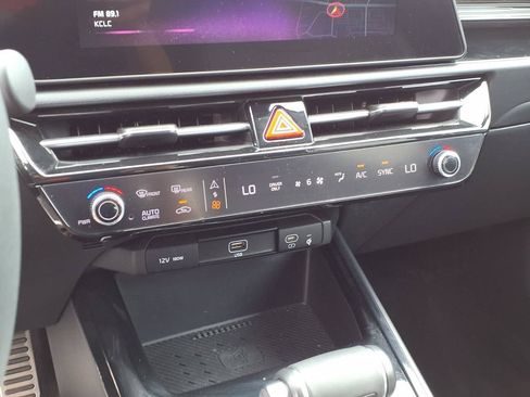 Used 2025 Kia Niro EX Touring FWD image 8
