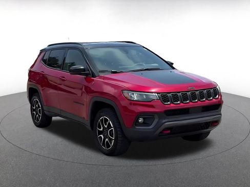 Used 2025 Jeep Compass Trailhawk AWD/4WD image 3
