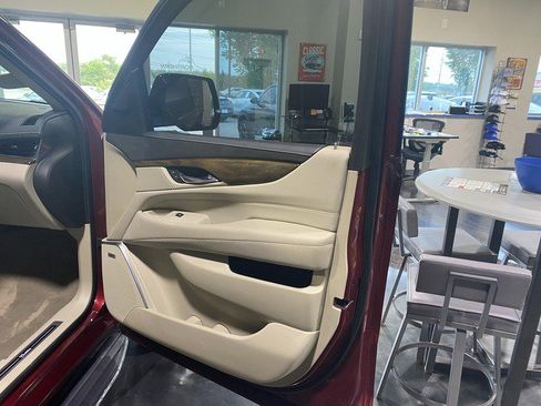 Used 2019 Cadillac Escalade Premium Luxury AWD/4WD image 21