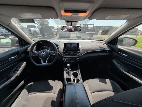 Used 2024 Nissan Altima 2.5 SV FWD image 11