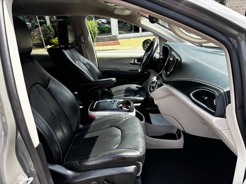 Used 2022 Chrysler Pacifica Touring-L w/ Uconnect Theater Family Group FWD image 23