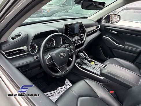 Used 2022 Toyota Highlander XLE image 31