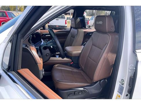 Used 2025 Chevrolet Suburban High Country image 27