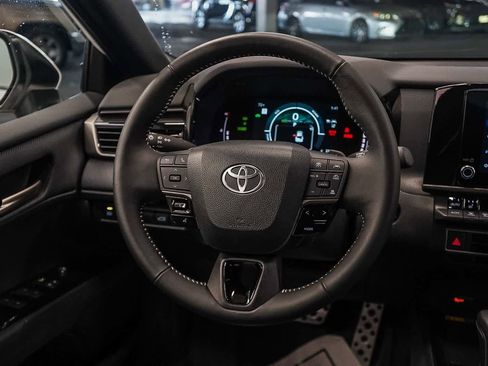 Used 2025 Toyota Camry SE w/ Convenience Package image 14