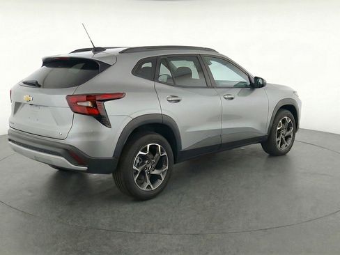 Used 2025 Chevrolet Trax LT FWD image 9