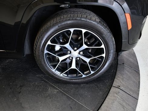 Used 2023 Jeep Grand Cherokee Summit AWD/4WD image 19