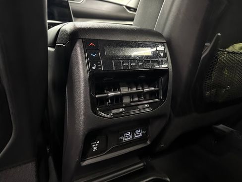 Used 2021 Jeep Grand Cherokee L Limited w/ Luxury Tech Group II AWD/4WD image 15