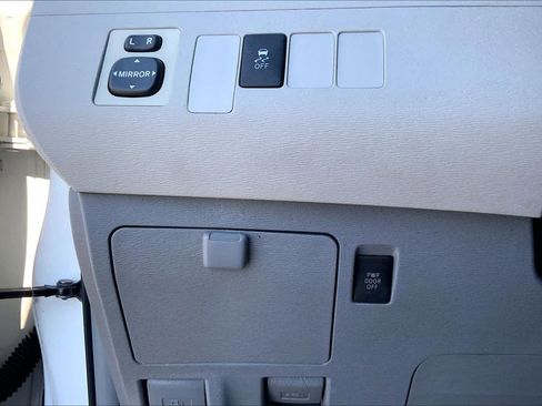 Used 2011 Toyota Sienna LE image 33