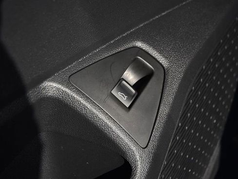 Certified 2025 Volkswagen Jetta SE w/ Sunroof Package image 9