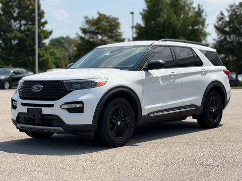 Used 2020 Ford Explorer XLT w/ Equipment Group 202A AWD/4WD image 3