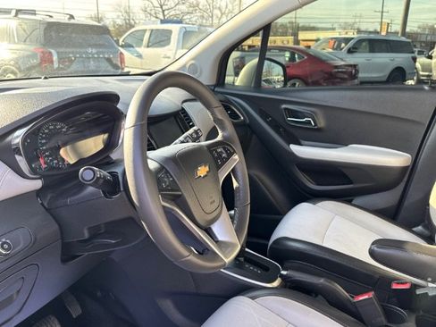 Used 2022 Chevrolet Trax LT w/ LT Convenience Package AWD/4WD image 16