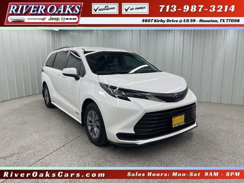 Used 2021 Toyota Sienna LE FWD image 1