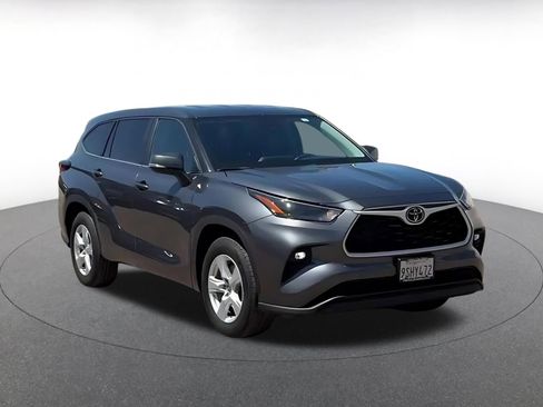 Used 2025 Toyota Highlander LE image 3