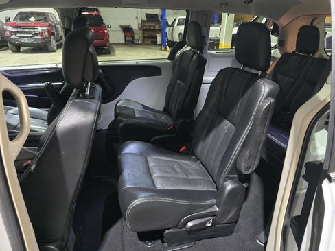 Used 2016 Chrysler Town & Country Touring-L w/ Driver Convenience Group FWD image 23