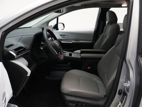 Certified 2025 Toyota Sienna XLE image 14