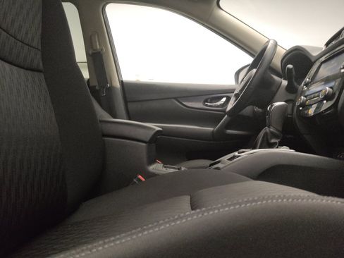 Used 2020 Nissan Rogue SV FWD image 21