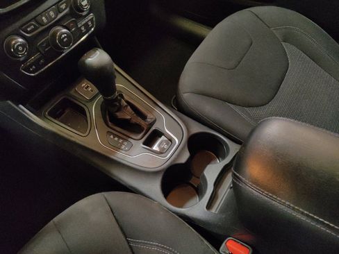 Used 2019 Jeep Cherokee Latitude w/ Popular Appearance Group image 26