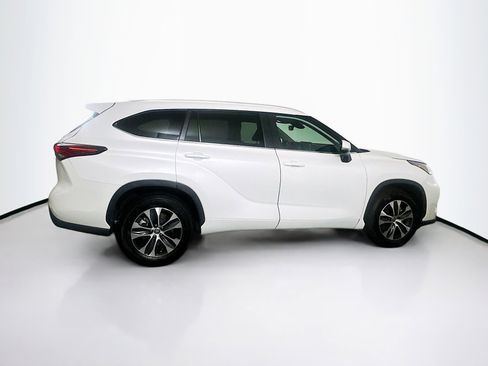 Used 2024 Toyota Highlander XLE image 10