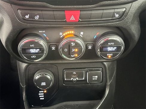 Used 2017 Jeep Renegade Limited image 15