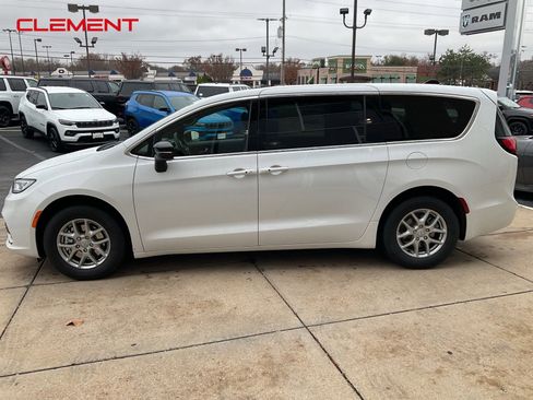 New 2026 Chrysler Pacifica Select image 2