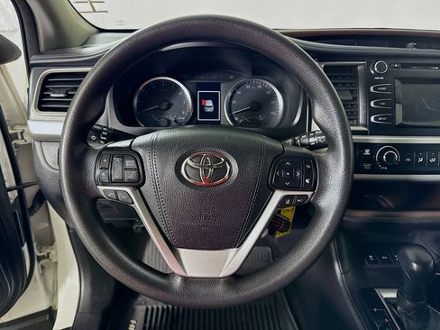 Used 2017 Toyota Highlander LE AWD/4WD image 12