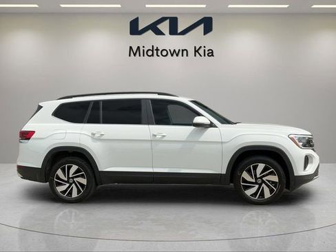 Used 2025 Volkswagen Atlas SE image 2