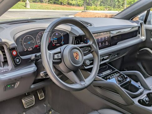 Certified 2026 Porsche Cayenne S AWD/4WD image 4