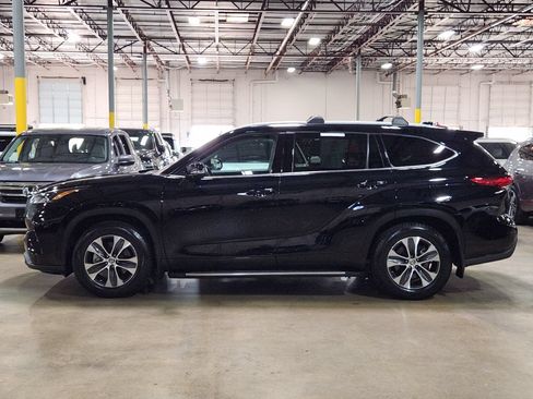 Used 2022 Toyota Highlander XLE FWD image 6