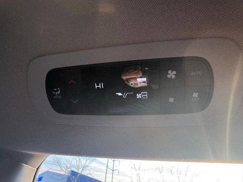 Used 2023 Chrysler Pacifica Touring-L image 35