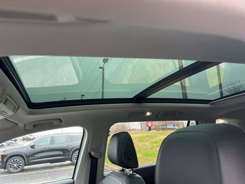 Used 2021 Volkswagen Tiguan SE w/ Panoramic Sunroof Package image 9