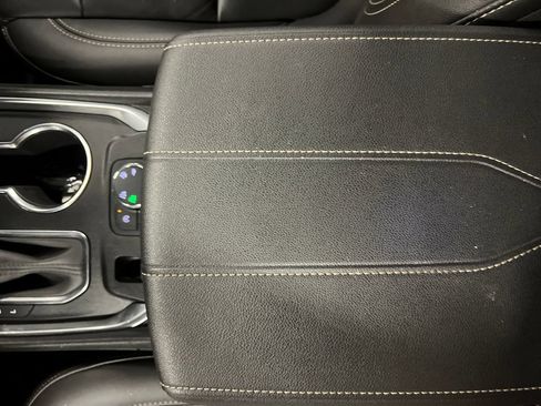 Used 2023 Chevrolet Traverse LT w/ LT Premium Package AWD/4WD image 28