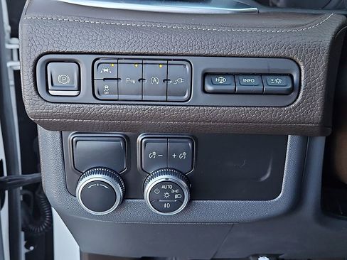 Used 2021 GMC Yukon Denali w/ Denali Premium Package image 23