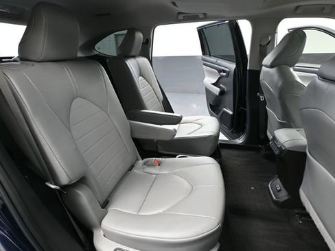 Used 2022 Toyota Highlander XLE AWD/4WD image 46
